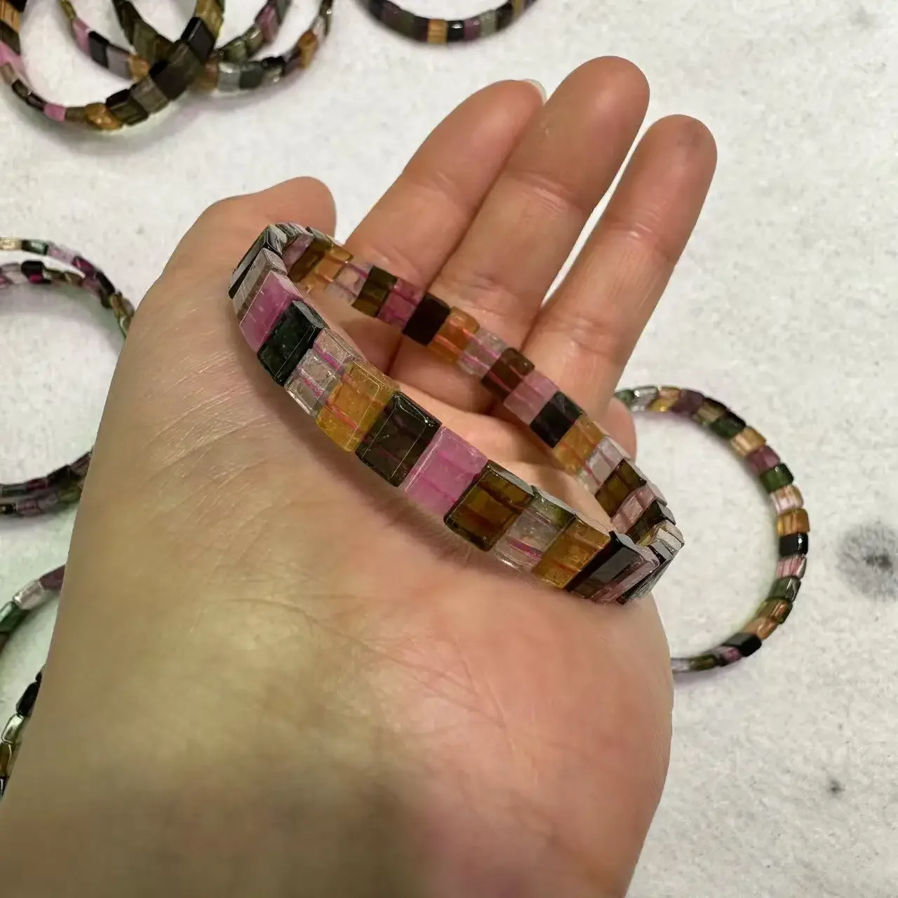 حجر الطاقة التورمالين الطبيعي الخرز سوار نوعية جيدة الأحجار الكريمة الإسورة للنساء اليدوية هدية عيد الحب بالجملة