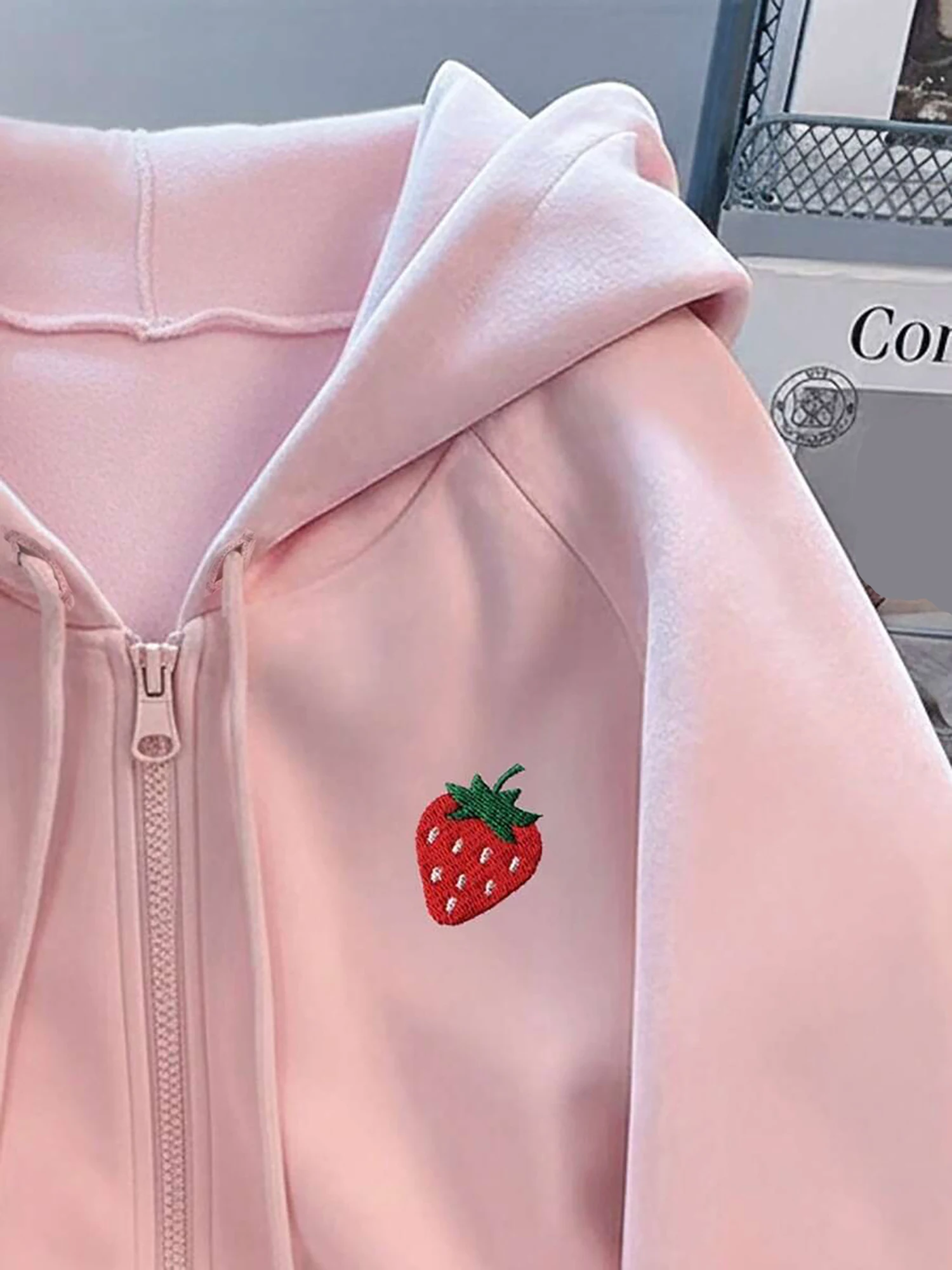 Mit Fleece gefütterter Kapuzenpullover mit Reißverschluss für Damen, lockerer, lässiger Kapuzenpullover mit Erdbeer-Stickerei, langärmlig, mit Tasche – Detail 4