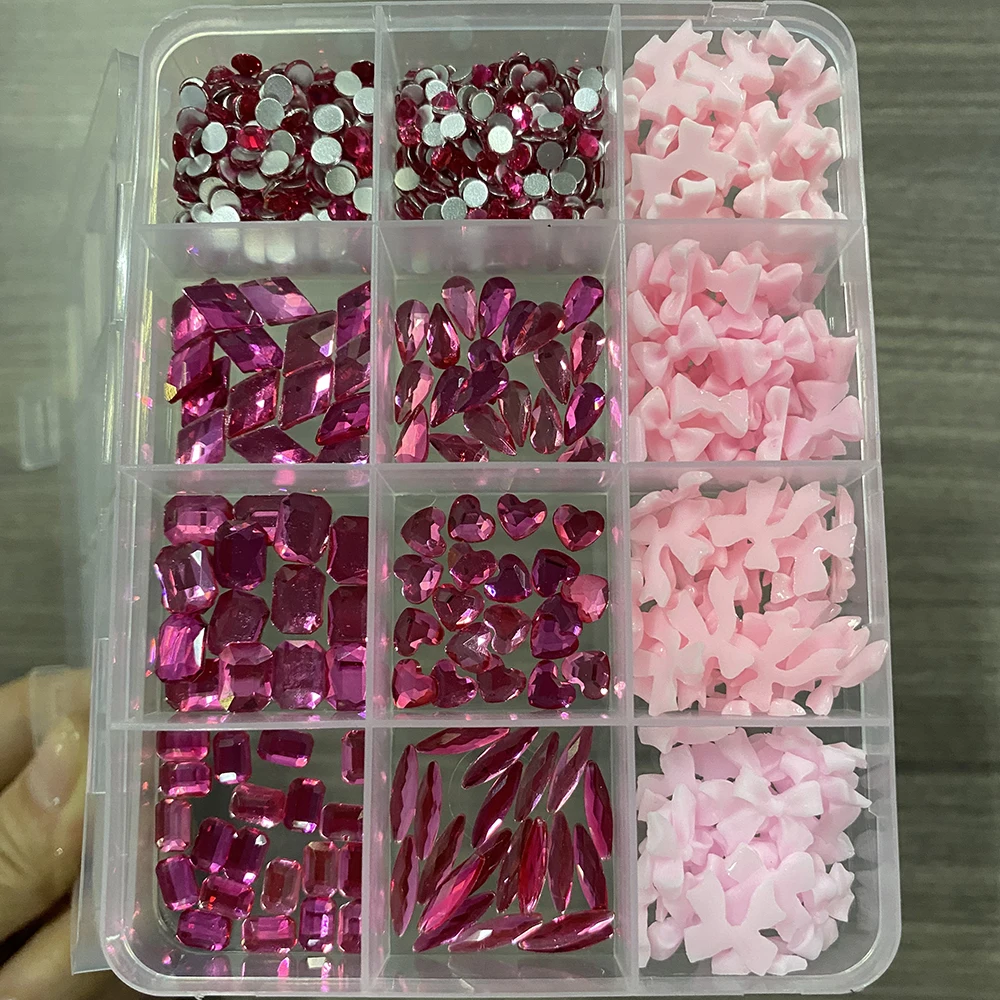 ชาร์มตกแต่งเล็บ 12 ช่อง ลายโบว์สีชมพู 3 มิติ และลายดอกกุหลาบประดับมุกสีแดง รูปทรงกลม/หัวใจ/สี่เหลี่ยม/สี่เหลี่ยมขนมเปียกปูน สำหรับตกแต่งเล็บ DIY