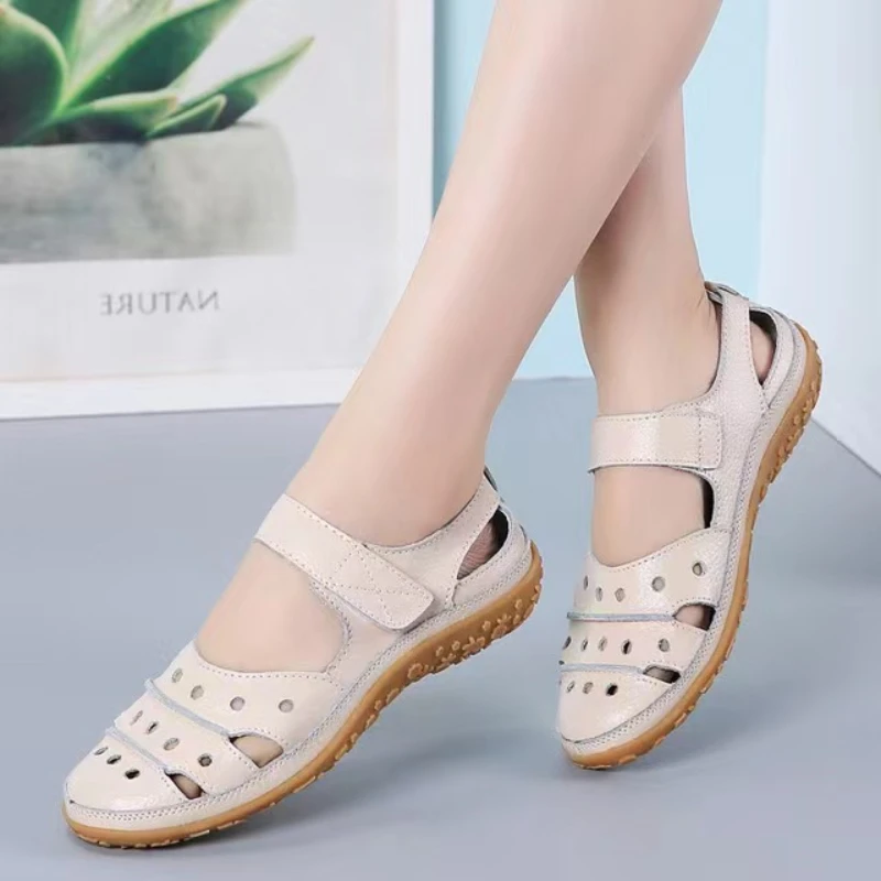 Sandalias de cuero con agujeros para mujer, zapatos planos sin cordones transpirables, suaves, a la moda, para verano, 2023