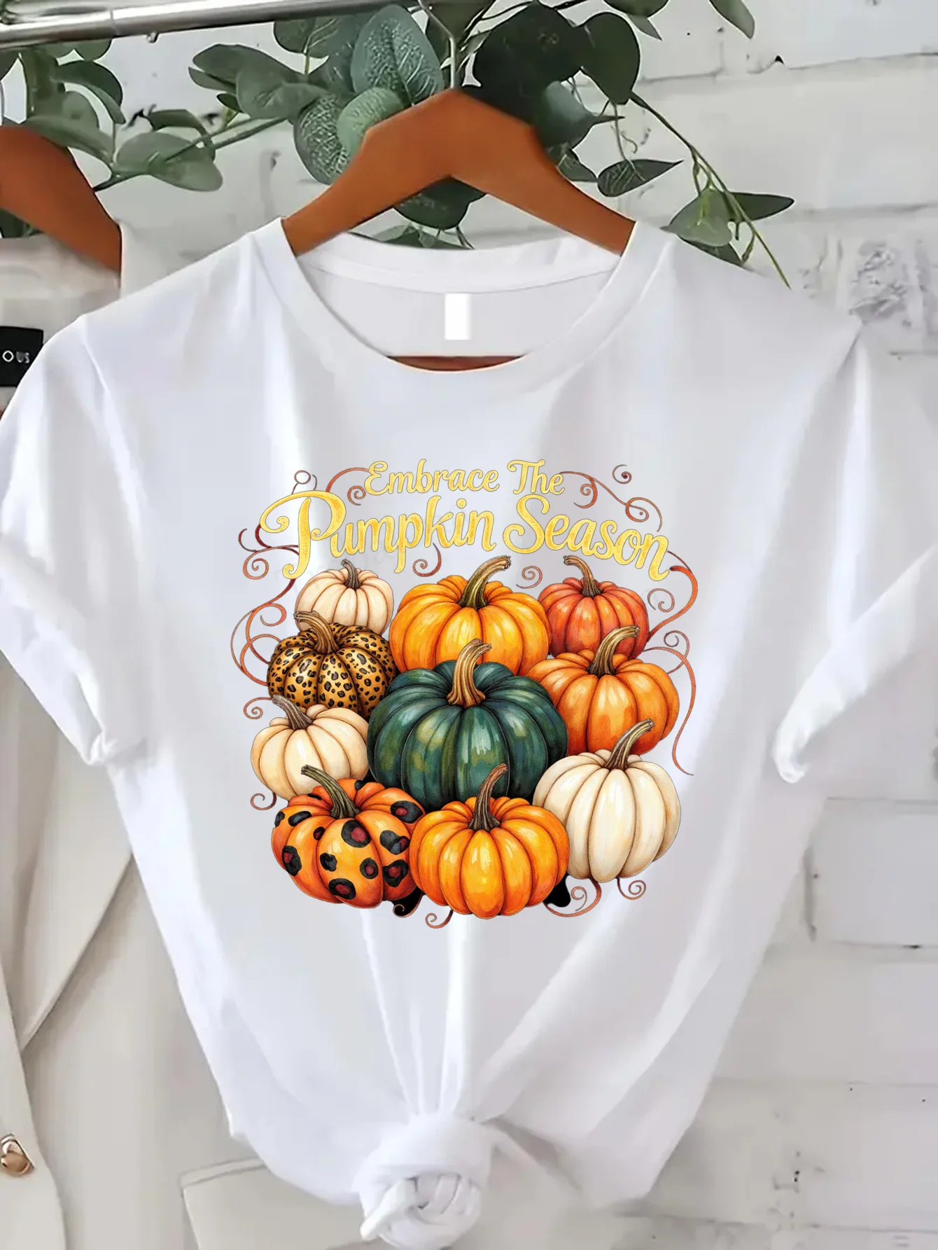 

Удобная женская футболка с принтом Embrace The Pumpkin Season T-Shirt — женская футболка с милым принтом для осеннего урожая