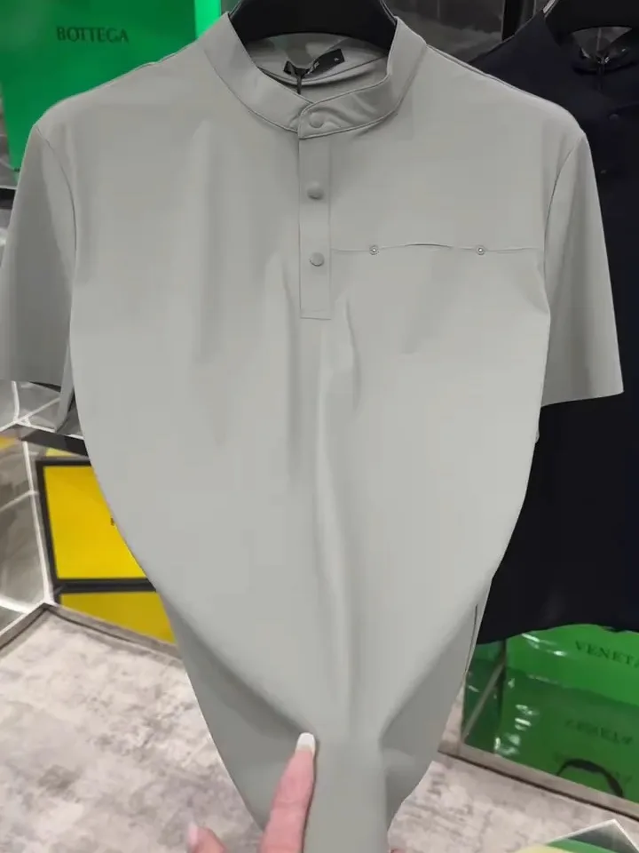 

Новая летняя мужская модная футболка с коротким рукавом и маленьким воротником, повседневная, универсальная, стильная, трендовая, с ощущением высокого качества, в европейском стиле