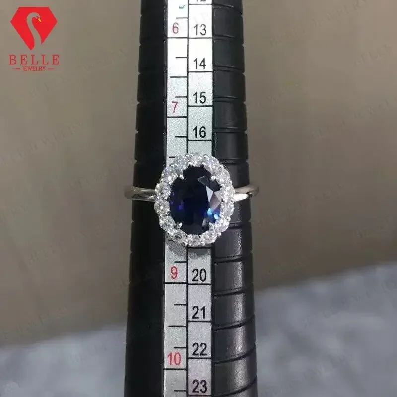 Joyería de plata de ley 925 personalizada, anillo de oro de 18 quilates, 7x9mm, zafiro azul cultivado en laboratorio ovalado, 2,2mm, moissanita blanca D fina