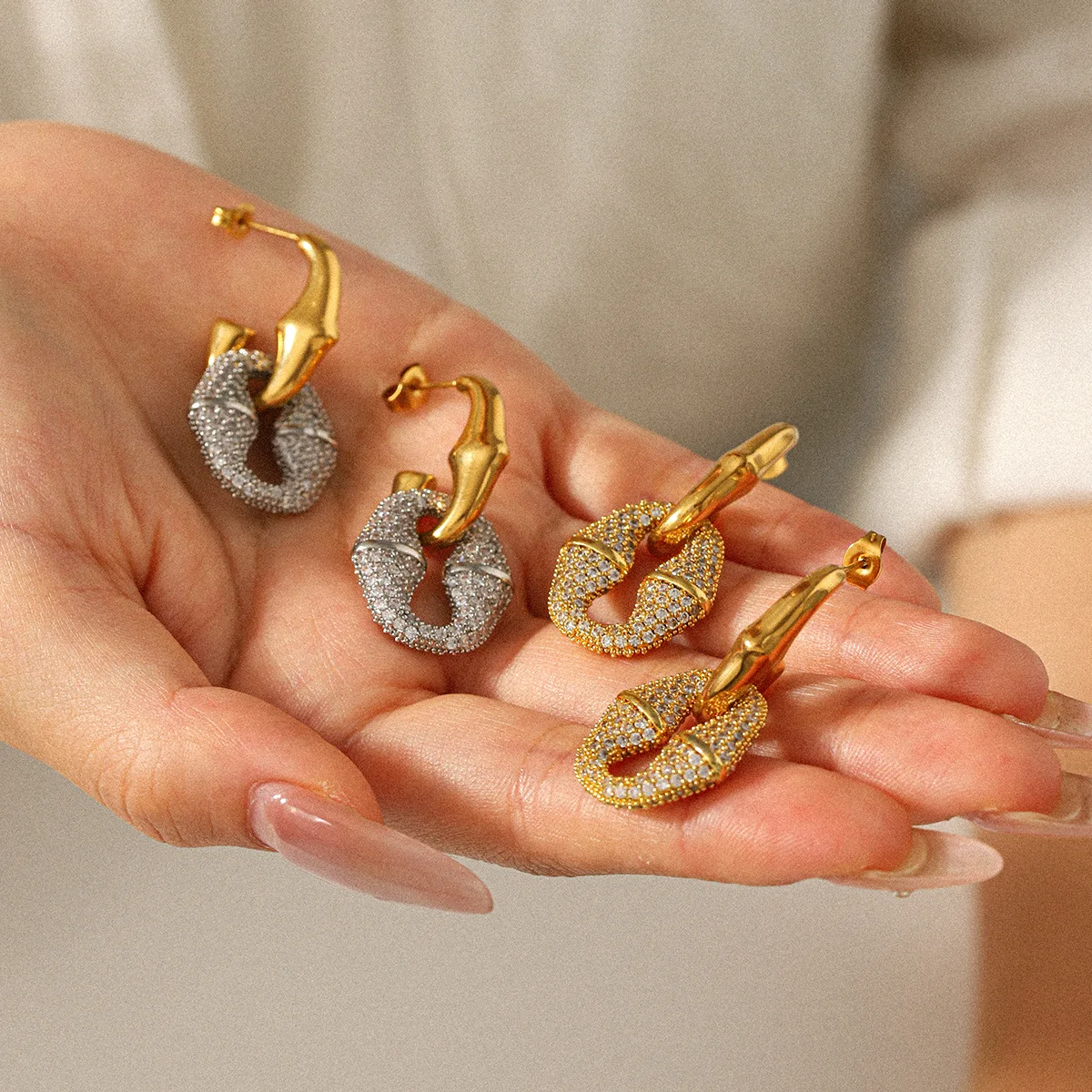 

Серьги с микроинкрустацией бриллиантами, легкие роскошные украшения для ушей, универсальные серьги-гвоздики из 18-каратного золота и титановой стали для женщин.