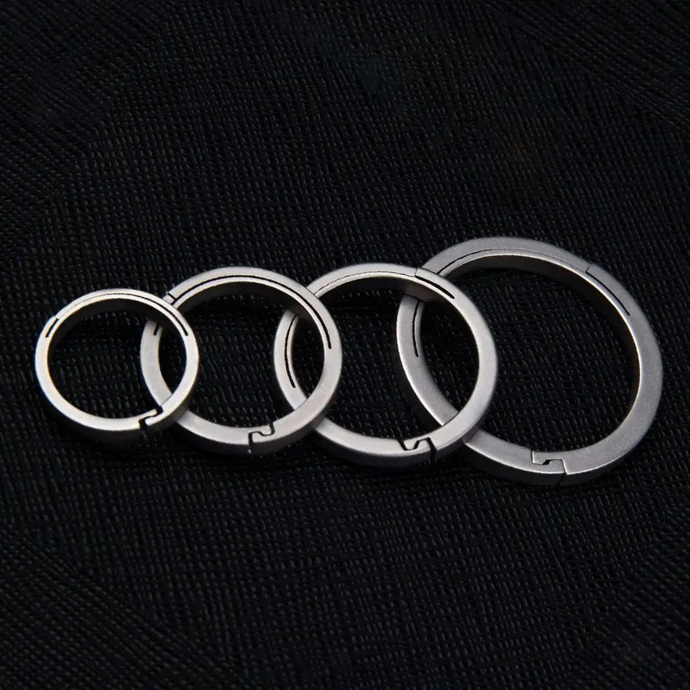 High Quality 17/22/25/32mm Titanium Alloy KeyRings Super Lightweight Key Rings Keychains Buckle Pendant Man Car Keychain Tools