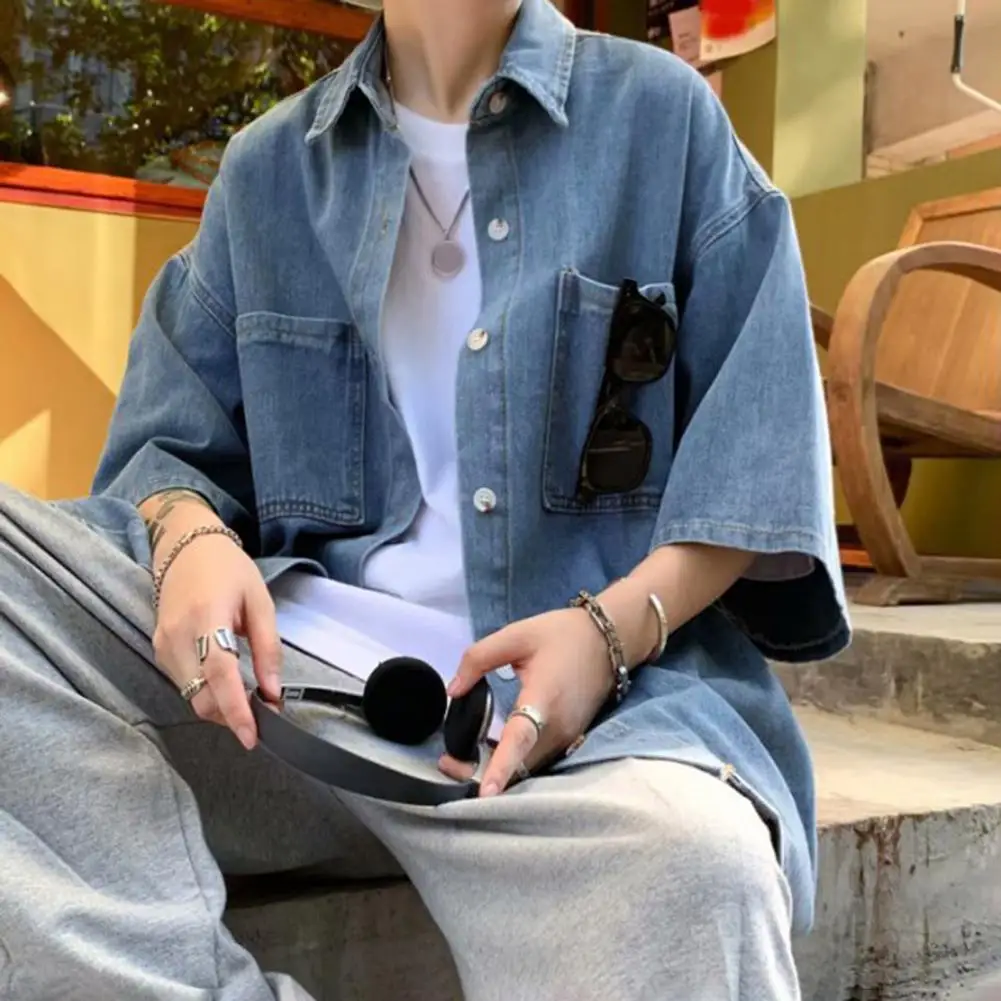 Lässiges Denim-Kurzarmhemd für Herren. Stilvolles Herren-Denim-Button-Down-Hemd mit Brusttaschen für den Sommer, Alltag für die Straße