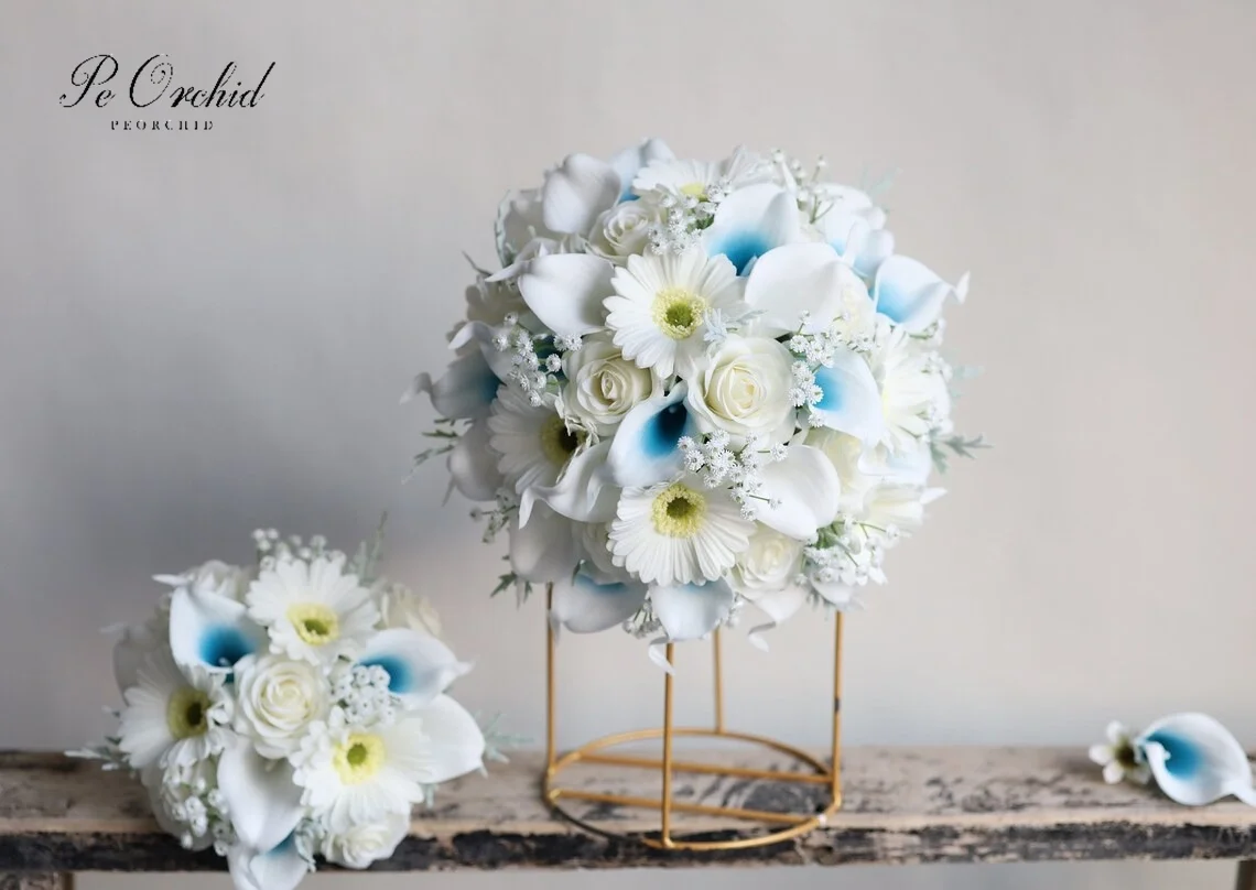 PEORCHID Faux Malibu, azul y blanco ramo de novia, lirios de Cala de tacto Real, rosas artificiales para damas de honor, ramos de flores de boda