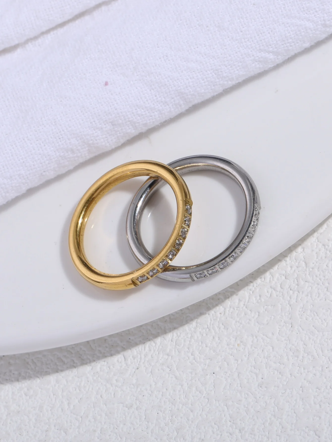 1 Piece Stainless Steel Ring Plated with 18K Gold, Half-Circle Cnc-Set Rhinestone Smooth Round Wire Ring, Exquisite Small Rhinestone Imitation Diamond Simple Titanium Steel Thin Ring, Suitable for Gentle Korean-Style Outfits for Women, Multi-Layer Stacking, Versatile Daily Accessory, Friendship Gift, Suitable for Daily Wear, Commuting, Dating, and Various Occasions