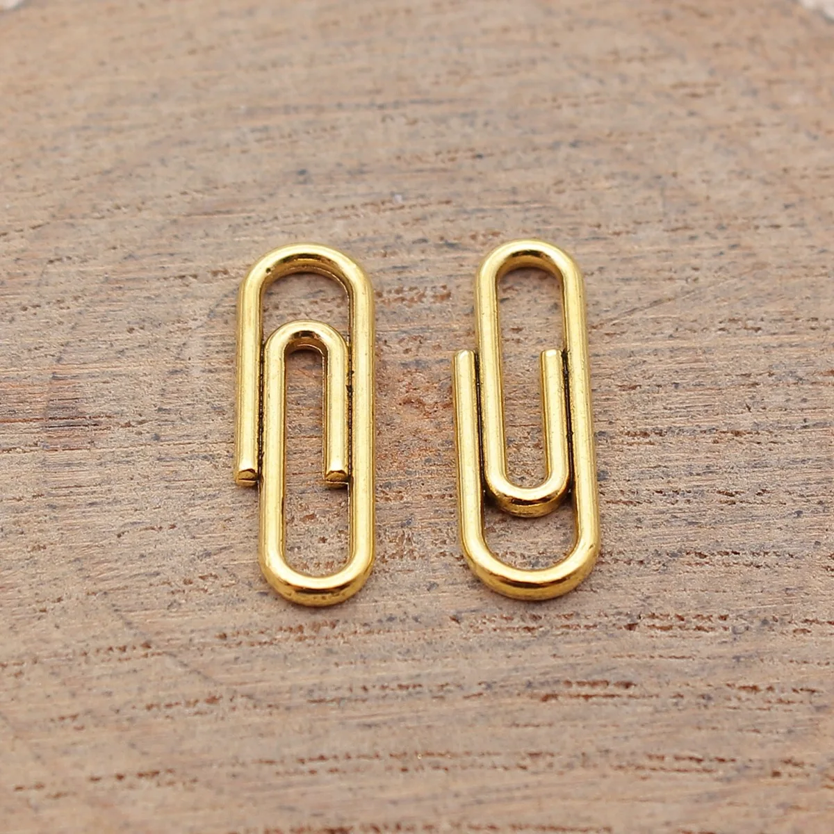 

80 шт. 6x20 мм (0,24x0,79 дюйма) 4 цвета: античное золото, античное серебро, золото KC, родиевое золото, подвески-скрепки