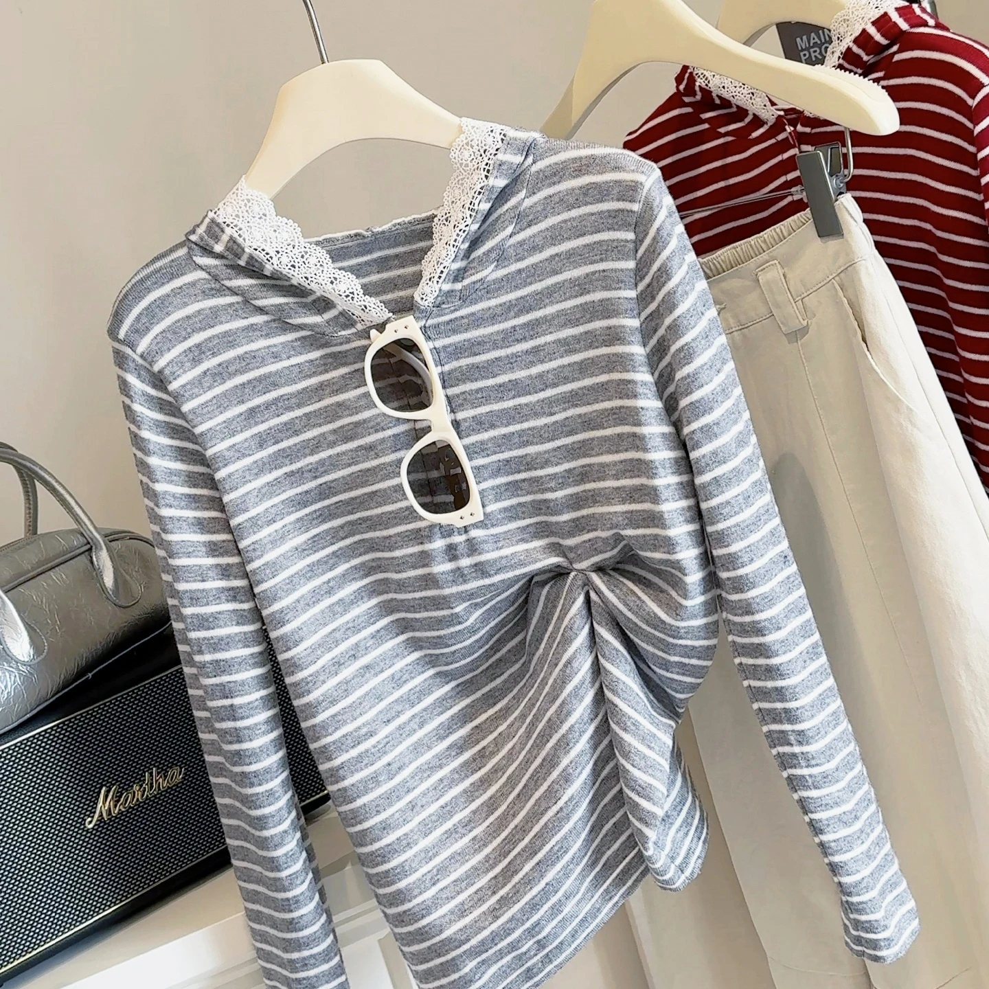 

Women‘s Lace Spliced Hooded T-shirt Autumn Design Sense Button Slim Fit Striped Knitted Pullovers Female All-match Tees