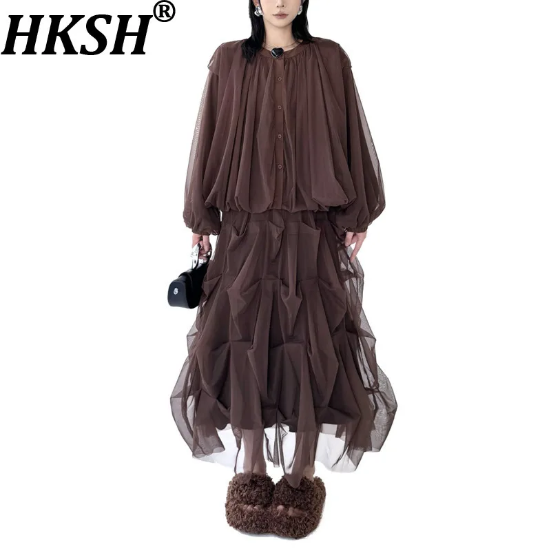 

Женский шикарный комплект HKSH: плиссированная сетчатая блузка с круглым вырезом на пуговицах и многослойная юбка А-силуэта с драпировкой. Новинка весна-лето 2026 HK19126