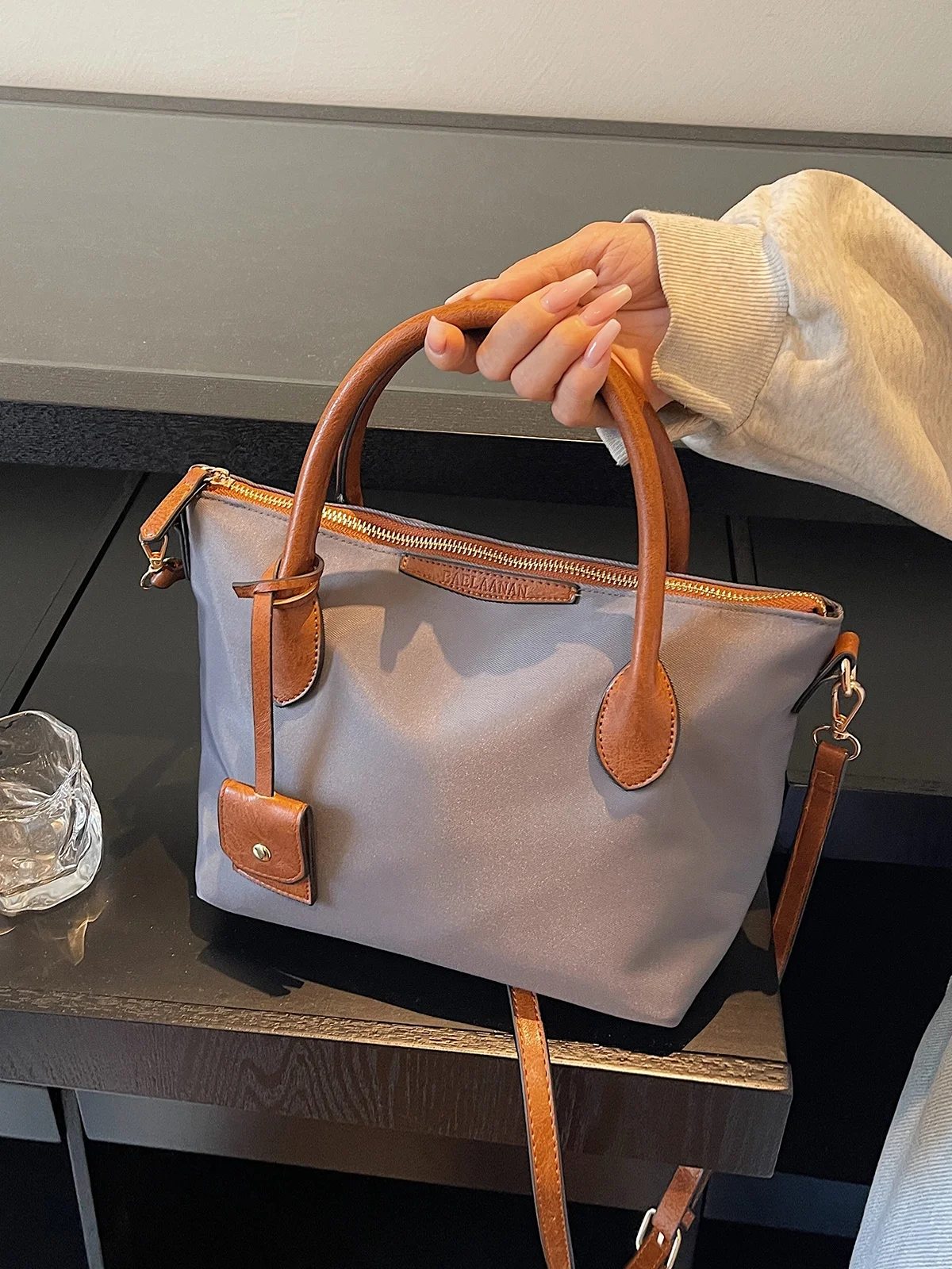 حقيبة كتف نسائية عملية كبيرة السعة من النايلون، حقيبة يد للتنقل اليومي، حقيبة حمل خفيفة الوزن متعددة الاستخدامات للشابات