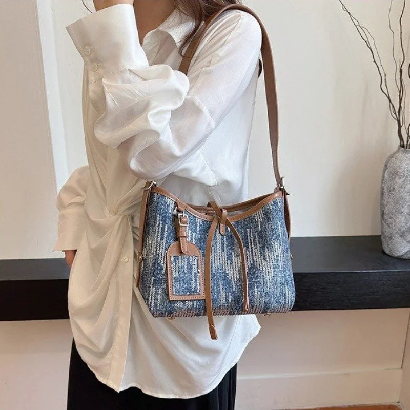 

Stylish Luxury Women's Handbag in Leather - Crossbody Shoulder Messenger Bags by Famous Designer for Elegant Ladies