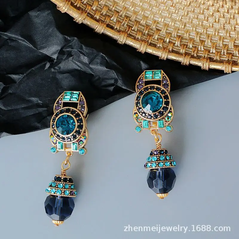 

Vintage Mid-Ancient Magazine Style Court Blue Crystal Ear Clip