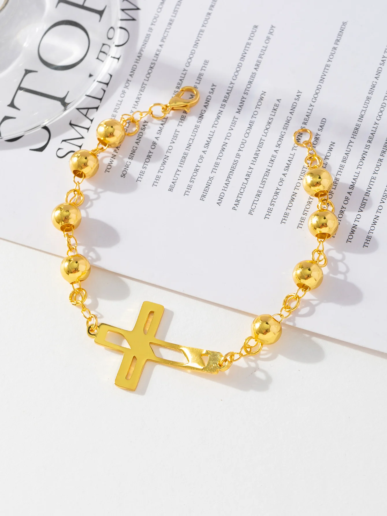 A lightweight golden bead bracelet with a simple and fashionable design, perfect as a gift for family members, suitable for outd