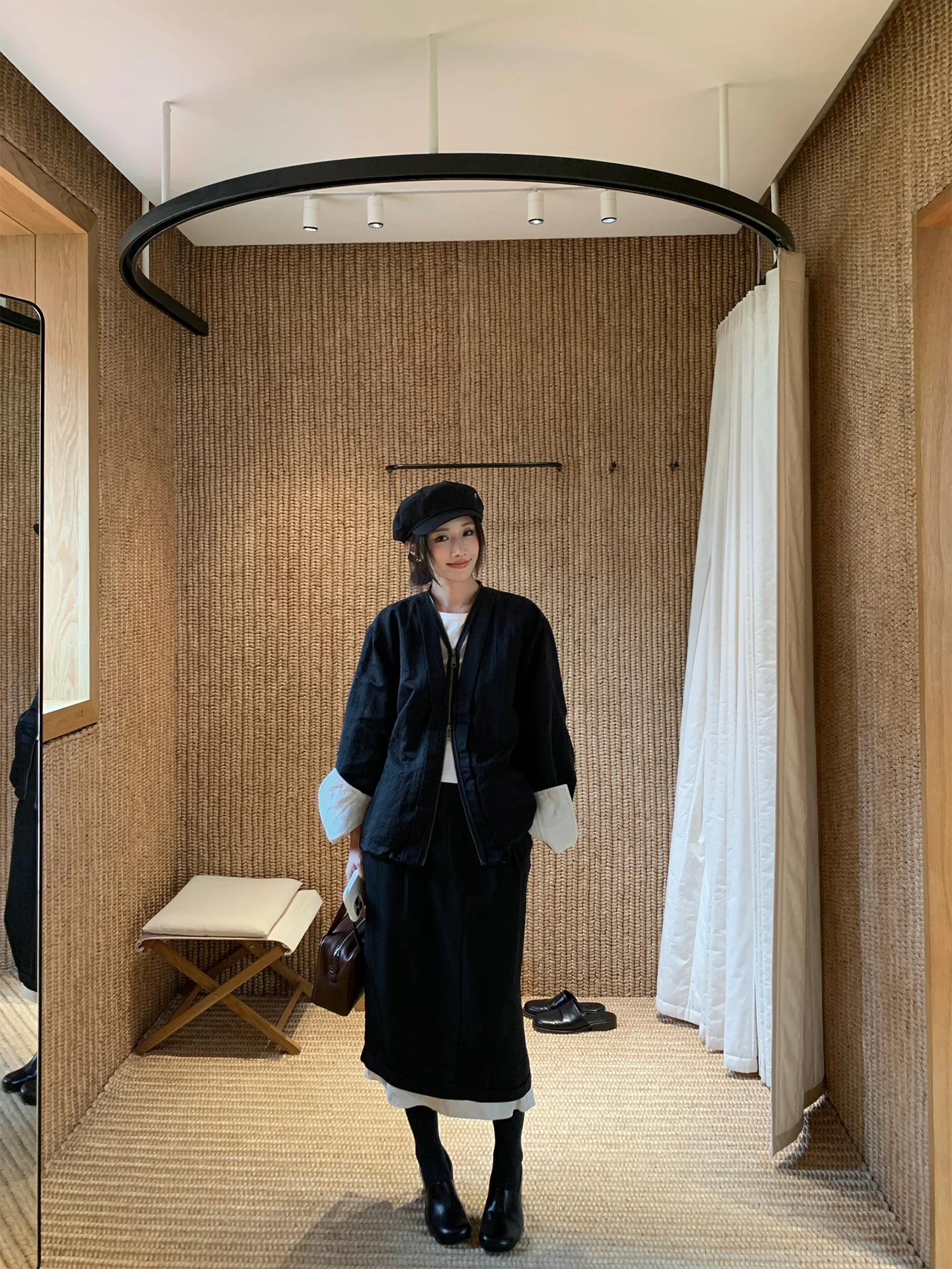 

Модный повседневный женский комплект-двойка Осень 2025: куртка на двойной молнии и юбка для работы и отдыха