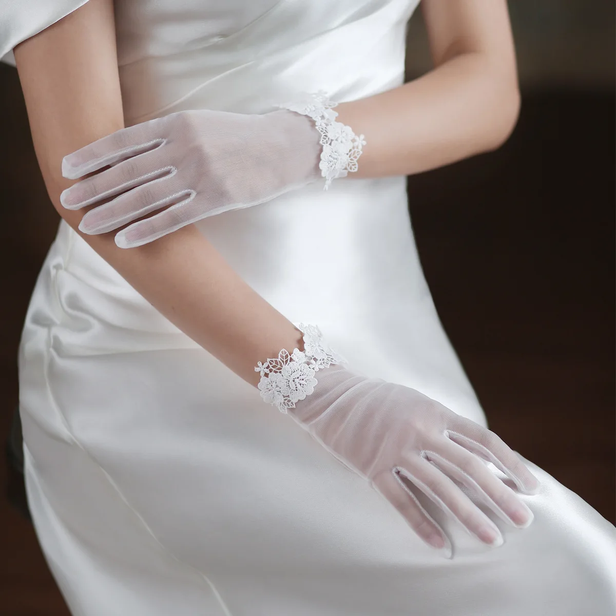 Elegant lace lace wedding gloves for Bride