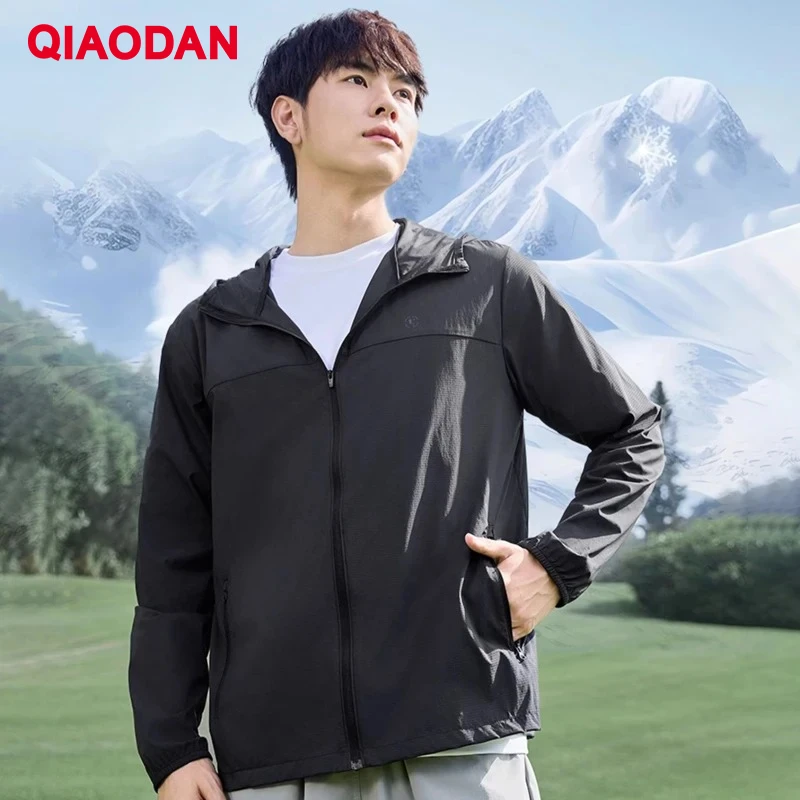QIAODAN hombres 2025 abrigo de moda UPF100 + cómoda chaqueta con capucha informal transpirable XFD23241201