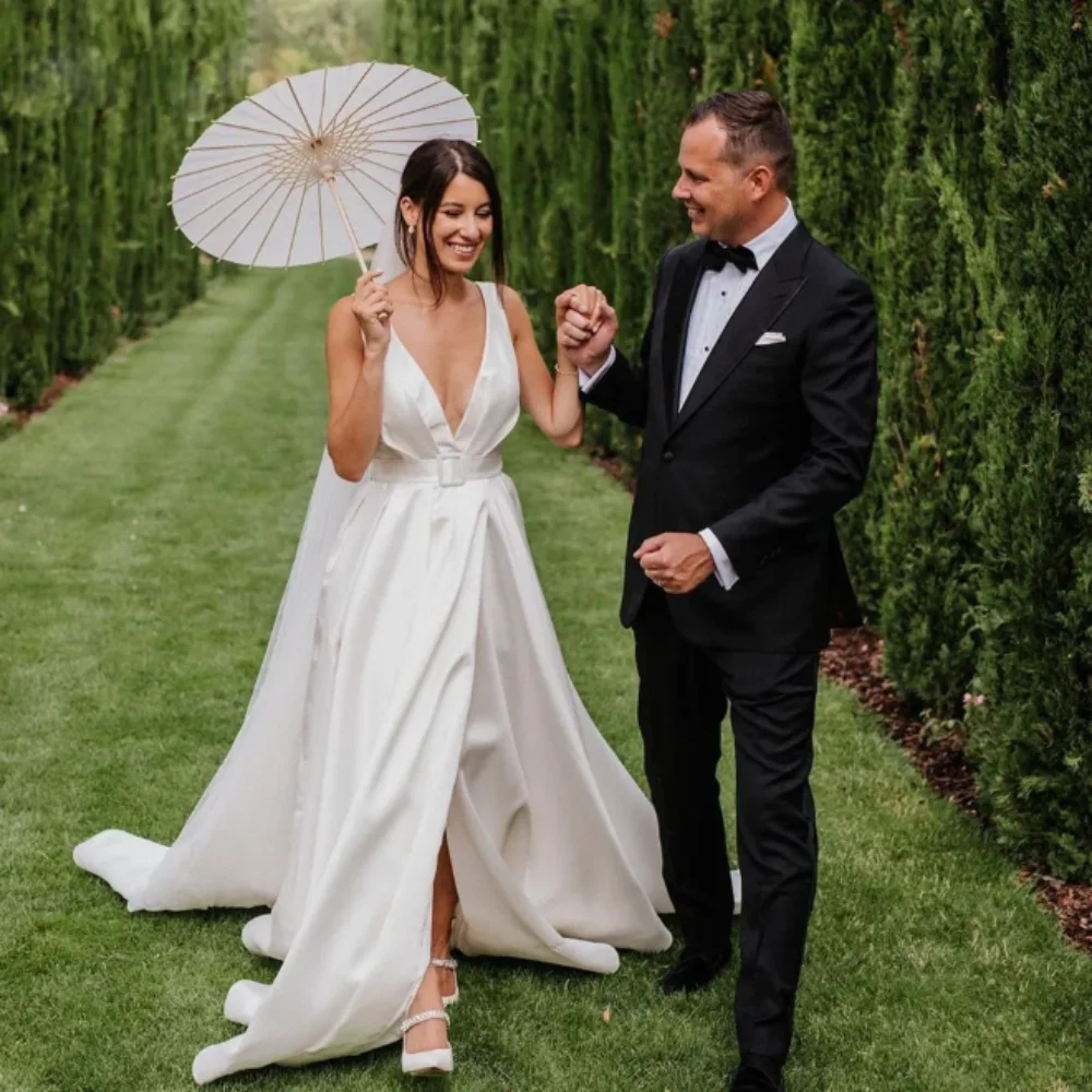 

Simple Garden A Line Wedding Dresses Deep V Neck Ruched Country Bridal Dress Backless Side Split with Belt robe de mariee Custom
