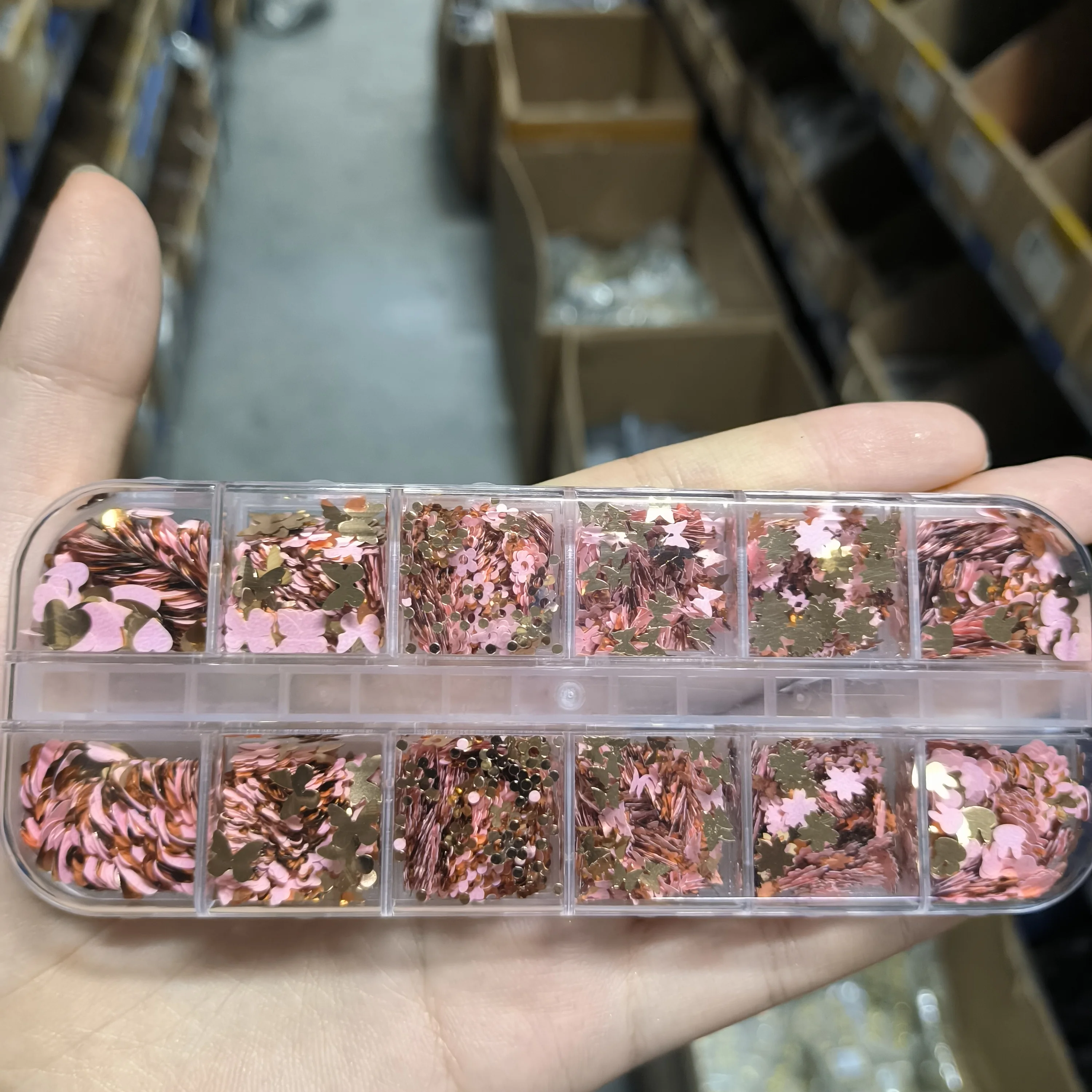 กลิตเตอร์ตกแต่งเล็บ 12 ช่อง 3 มิติ สีชมพูและสีทอง ลายหัวใจ ผีเสื้อ ดอกซากุระ สำหรับตกแต่งเล็บ คริสต์มาส DIY