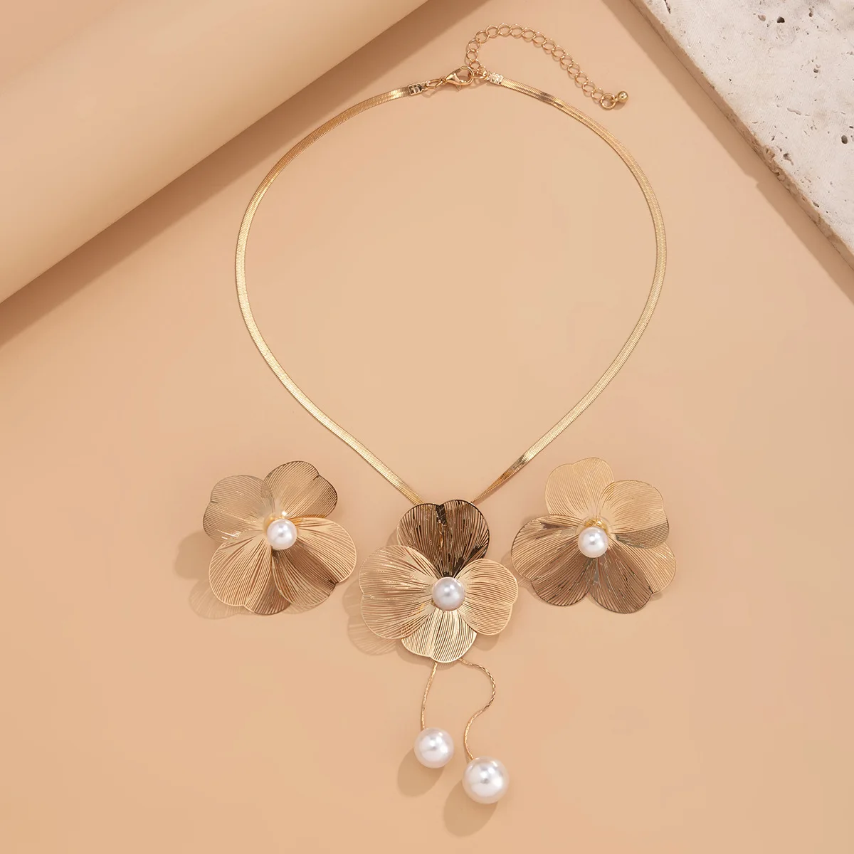 KMVEXO Elegant Flower Petal Pendant Choker Necklace Earrings Set for Women Wed Bridal Snake Chains Imitation Pearl Jewelry Sets