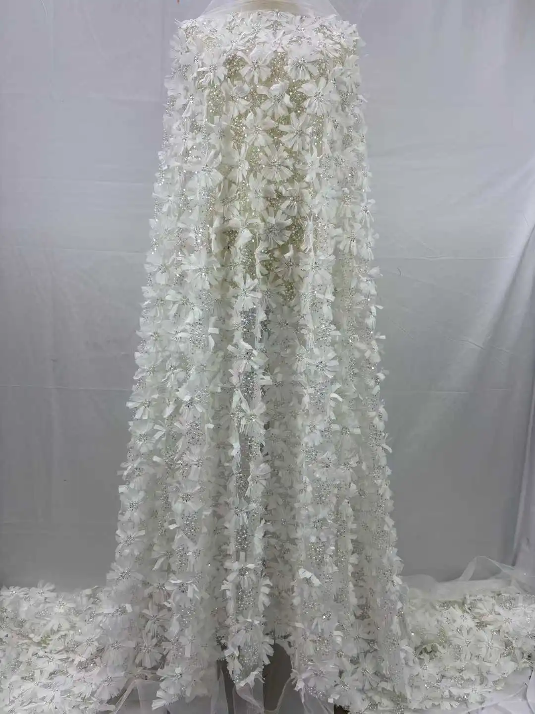 

Новейшая французская 3D-ткань с цветочным кружевом 2026 года, высококачественные африканские кружевные ткани с пайетками и бисером для пошива нигерийских праздничных платьев