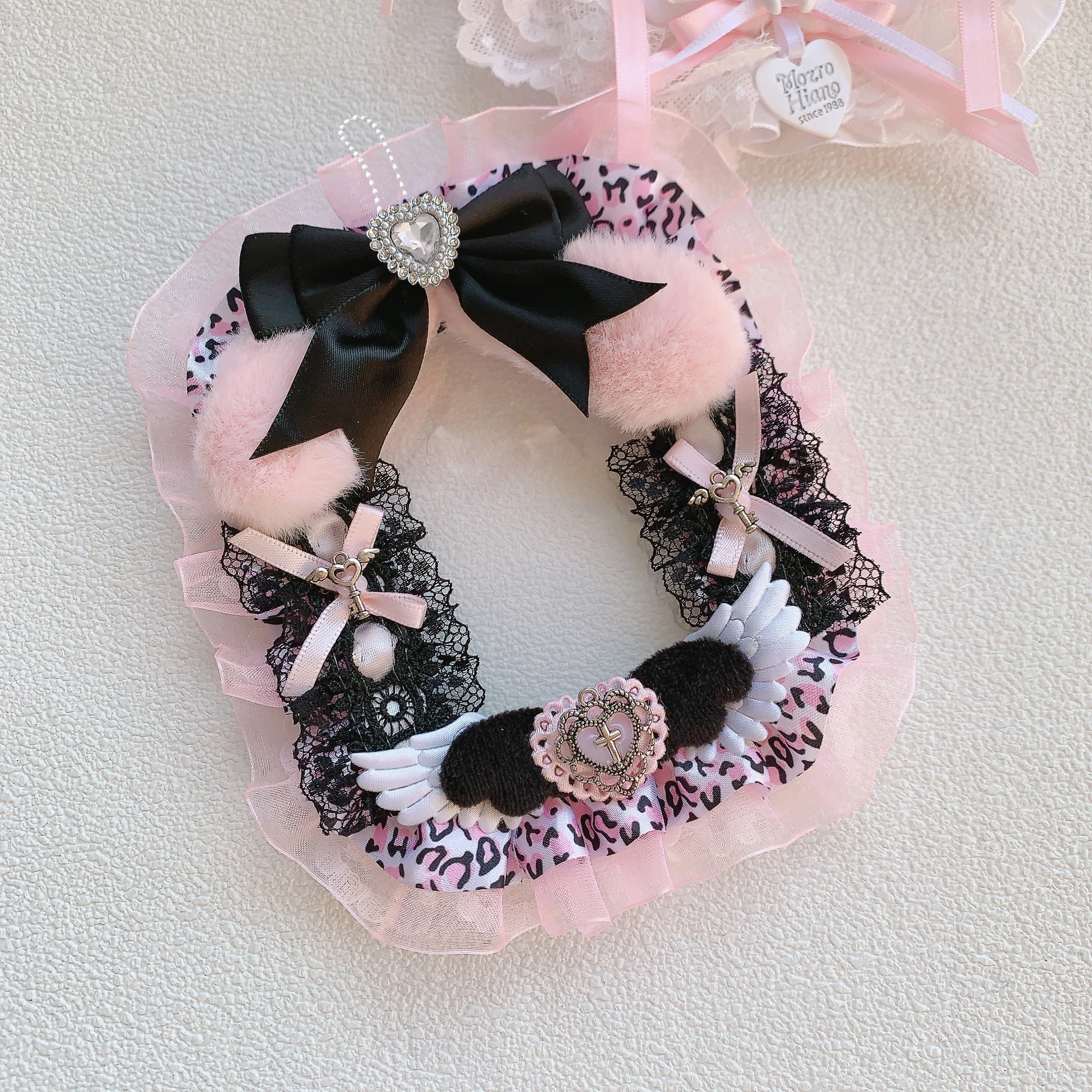 Handmade 3in photo display frame with lanyard, leopard print fabric, lace ruffle trim, satin bow, fluffy decor, wing ornament, scratch-resistant PVC, for collectible card & photo home desktop hanging decor