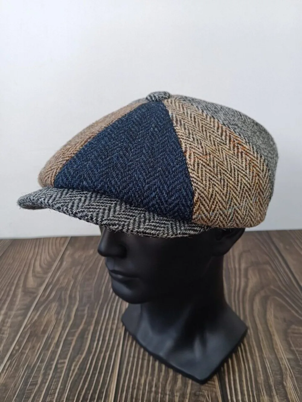 Stylish Retro Newsboy Cap for Men and Women Made of Wool Tweed with Octagonal Crown