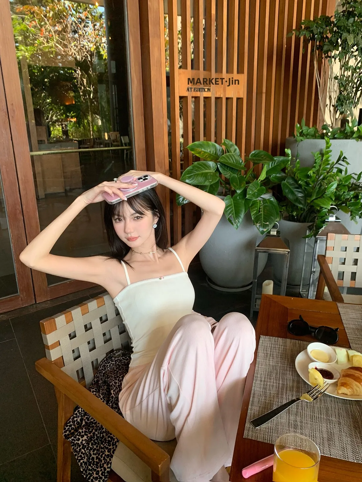 IMMR Dr Lotus سترة نسائية قصيرة بتصميم هالتر مع تطريز دانتيل أبيض، ملابس داخلية عصرية بدون ظهر، تصميم نحيف من ألياف البوليستر