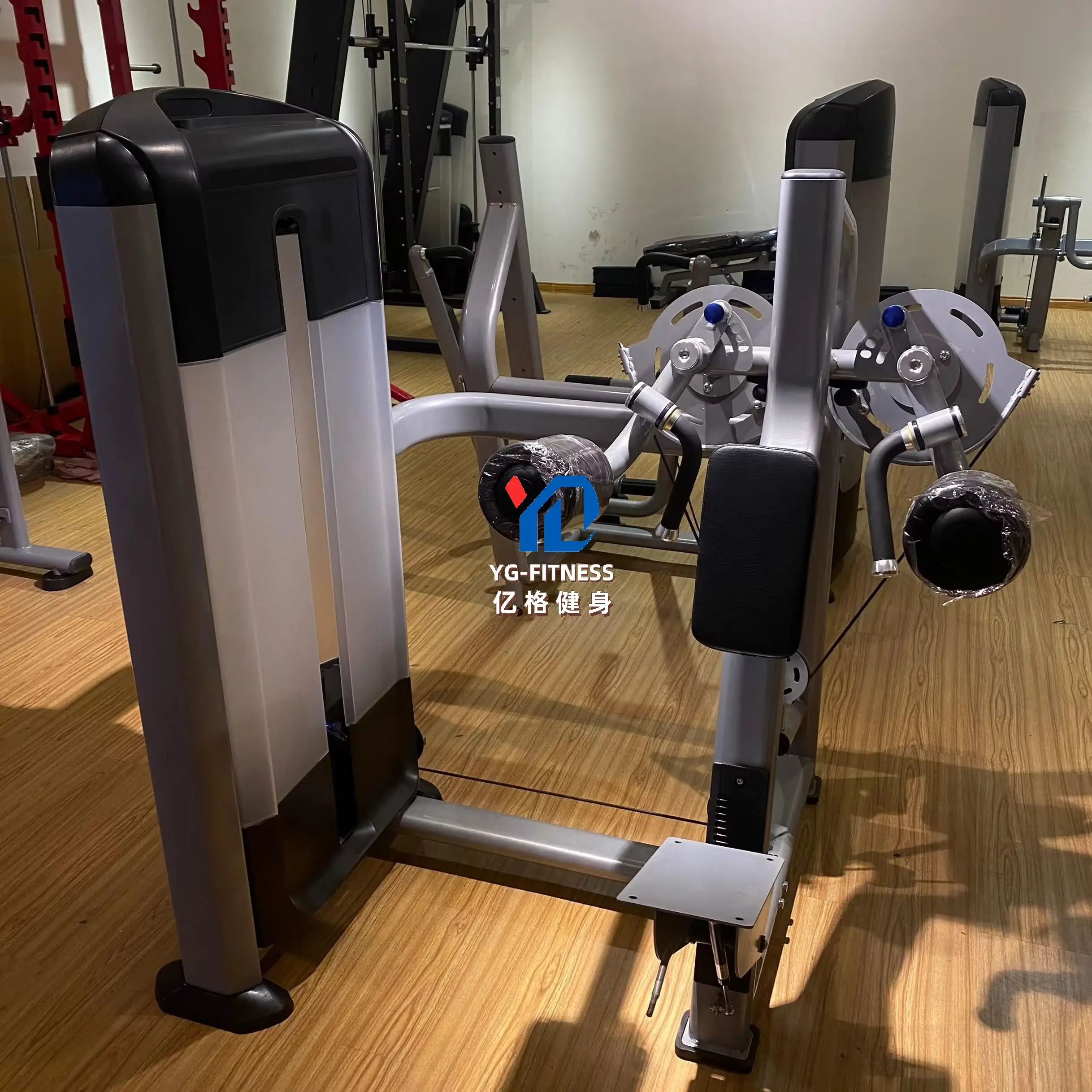 04 Commercial Seated Lateral Raise Machine Compact Design Stack for Studio Gym