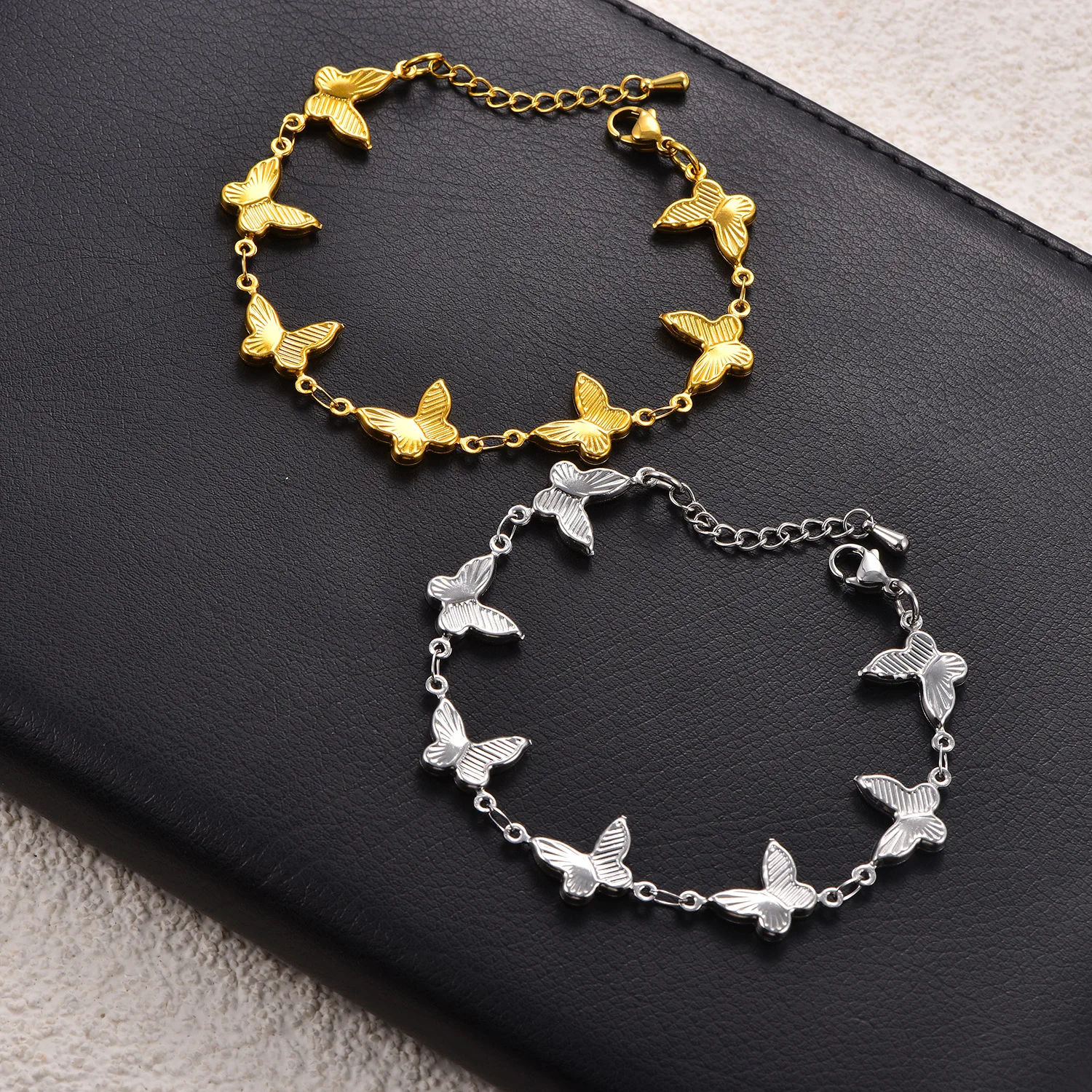 Elegante goldfarbene Edelstahl-Schmetterlingsarmbänder, trendige Armreifen, wasserdichtes Fußkettchen, vielseitiger Schmuck für Frauen und Mädchen. – Detail 7