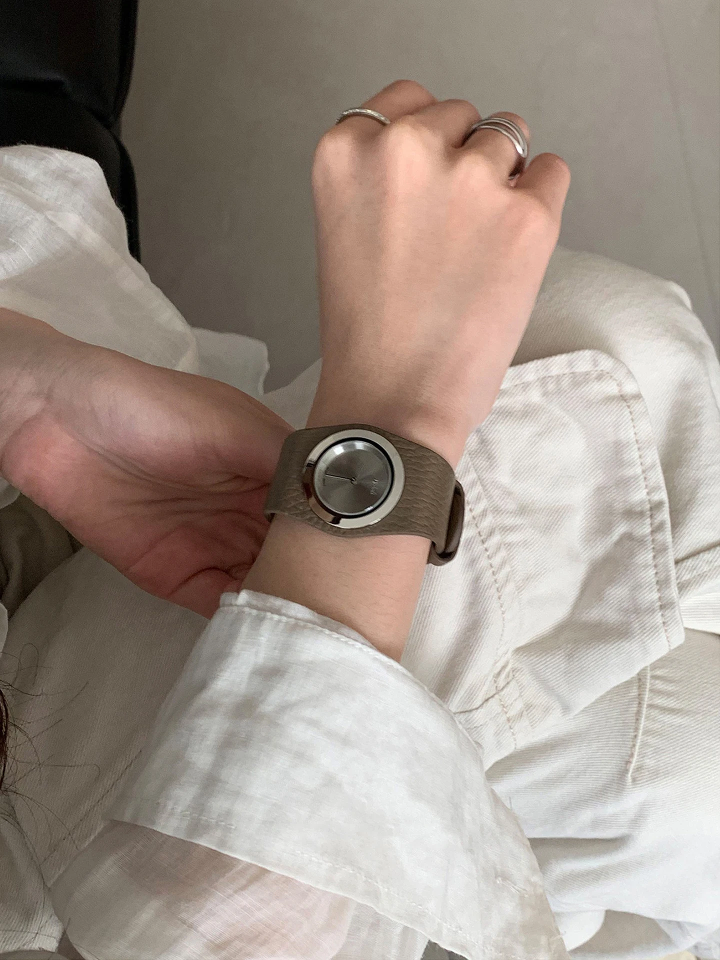 Minimalist High-end Women's Watch Lightweight Soft Leather Elephant Gray Round Fashionable Commuting Quartz Women's Watches Gift