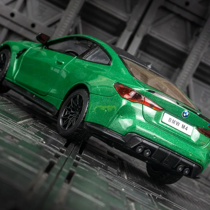 1:32 BMW M4 G82 合金スーパースポーツカーモデル子供用音響光学プルバックドア開閉可能おもちゃ豊富なディテール細かい仕上がり