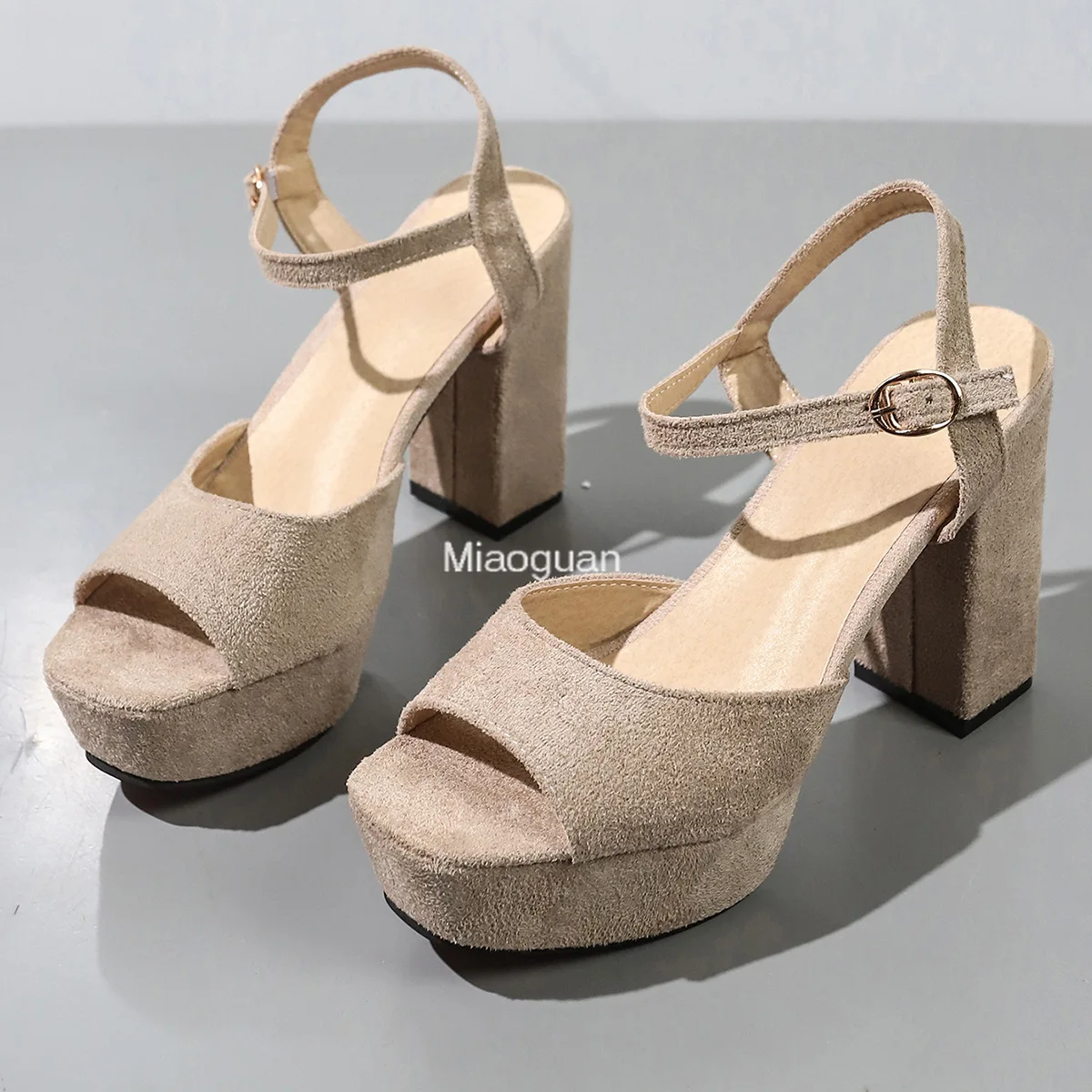 2024 Zomer Square Headed Suède Eenvoudige Sandalen Met Één Lijn Gesp Sandalen Vis Mond Dikke Hoge Hak Sandalen Pumps Grote Maat