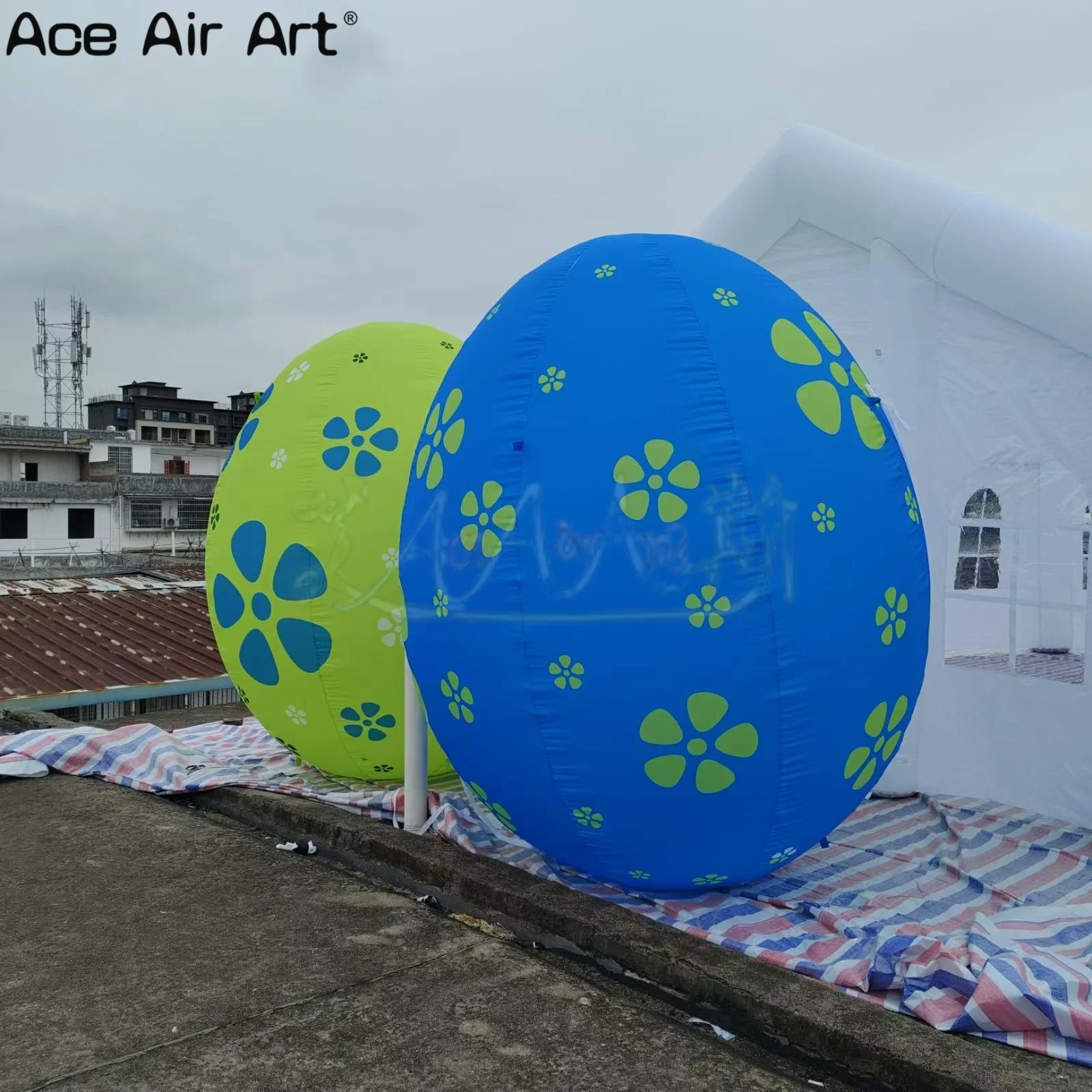 Ogromne, niebiesko-zielone, dmuchane jajka wielkanocne, kolorowe, dmuchane dekoracje świąteczne do ogrodu na przyjęcie wielkanocne i wystawę ogrodową.