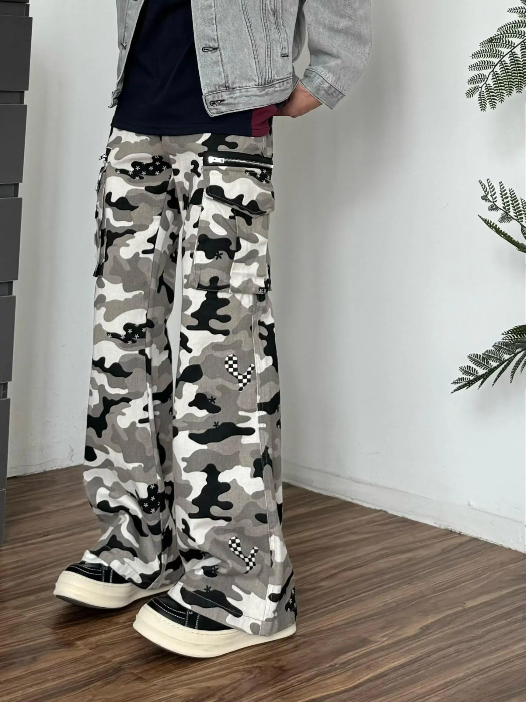 

American Retro Snowy Grey White Bell Bottom Camouflage Pants Unisex Hiphop High Street Workwear Long Trousers Jeans