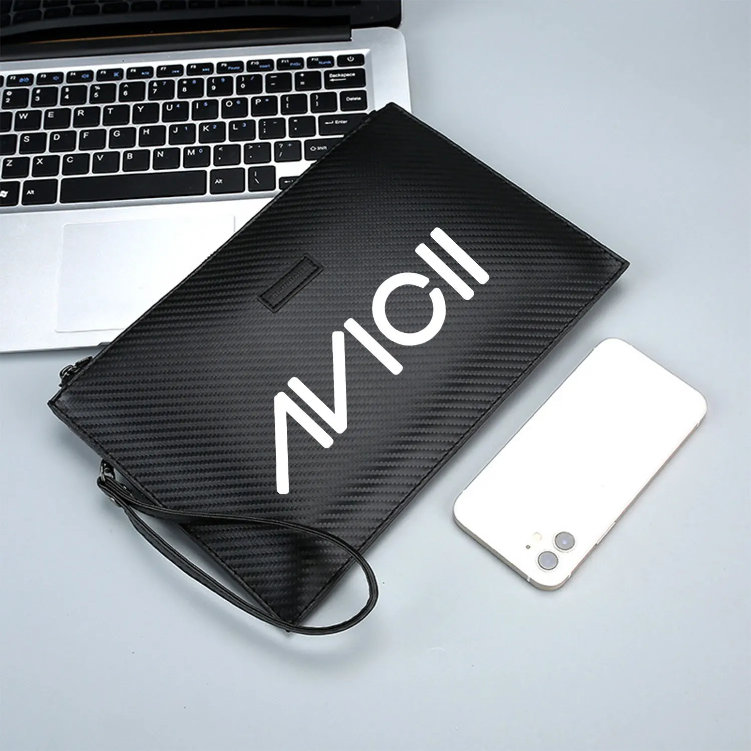 حقيبة يد رجالية من البولي يوريثان بتصميم أنيق ومطبوع عليها شعار الحروف البيضاء، عصرية وعملية للحمل اليومي