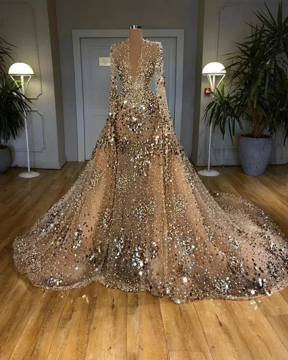 Luxury Long Evening Dresses Deep V Neck Tulle Major Beading Full Sleeves A Line Court Train Custom Made Party Gowns