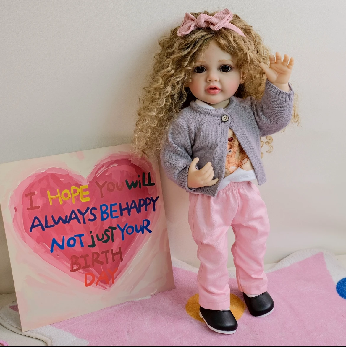 22" Reborn Baby Doll Betty Vinile morbido Realizzato a mano Lussuoso capelli biondi Dettagli facciali iperistici Occhi acrilici realistici