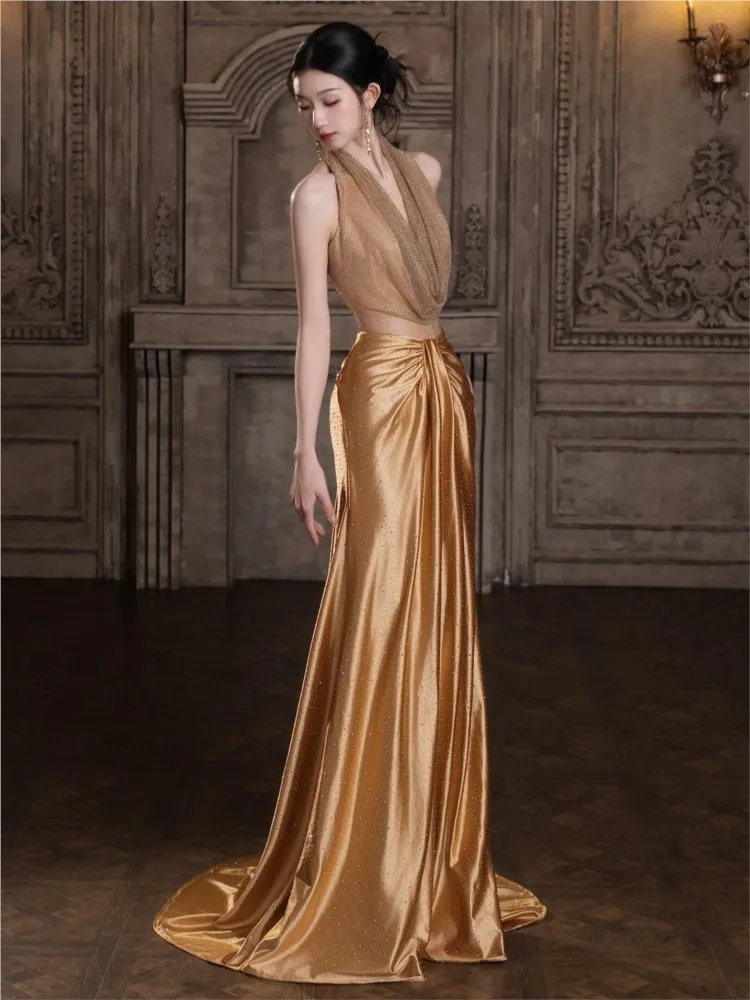 A new golden style banquet host toasting dress
