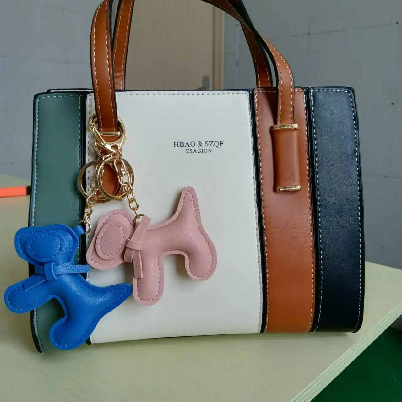 Llavero colgante clásico de cuero PU para bolso de perro cachorro, accesorios de llavero de moda