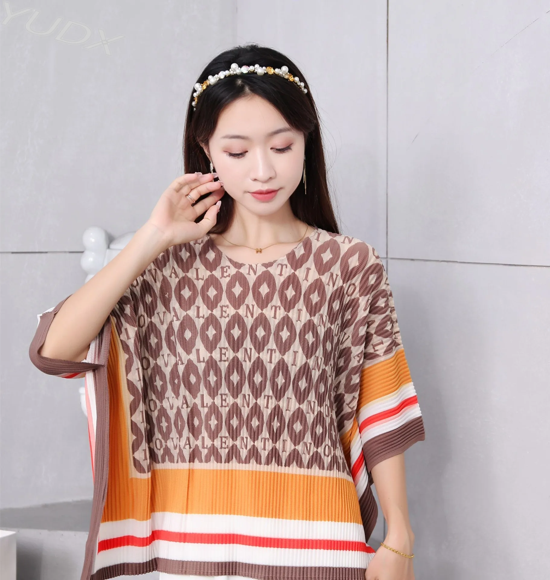 

2023 Summer New Women Round Neck T Shirt Miyake Pleated Temperament Commuter Bat Sleeve High Quality Fashionable Hundred Top