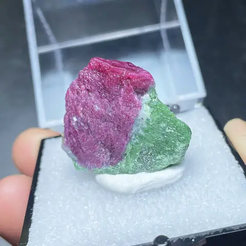 Natural myanmar epidote rubi (vermelho fluorescente) amostra mineral áspero cristal quartzo cura pedra decoração para casa caixa tamanho 50x50mm