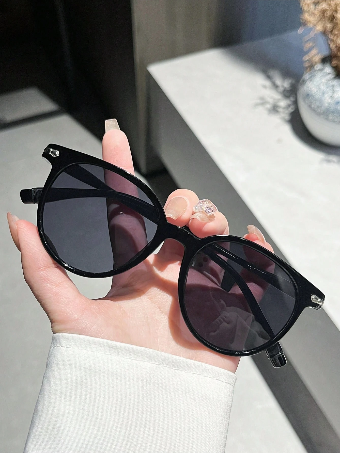 نظارات شمسية سوداء كلاسيكية مستديرة تناسب الجميع بتصميم بسيط للجنسين، مناسبة للتصوير الفوتوغرافي والحماية من الأشعة فوق البنفسجية.