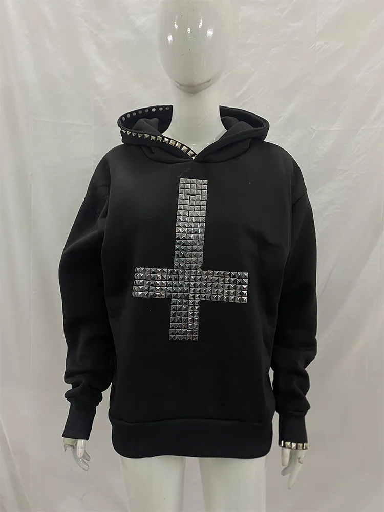 Sudadera con capucha cruzada con tachuelas cálidas para mujer, sudadera negra de gran tamaño, ropa de calle informal estética gótica Punk, acogedora con capucha, novedad de 2025