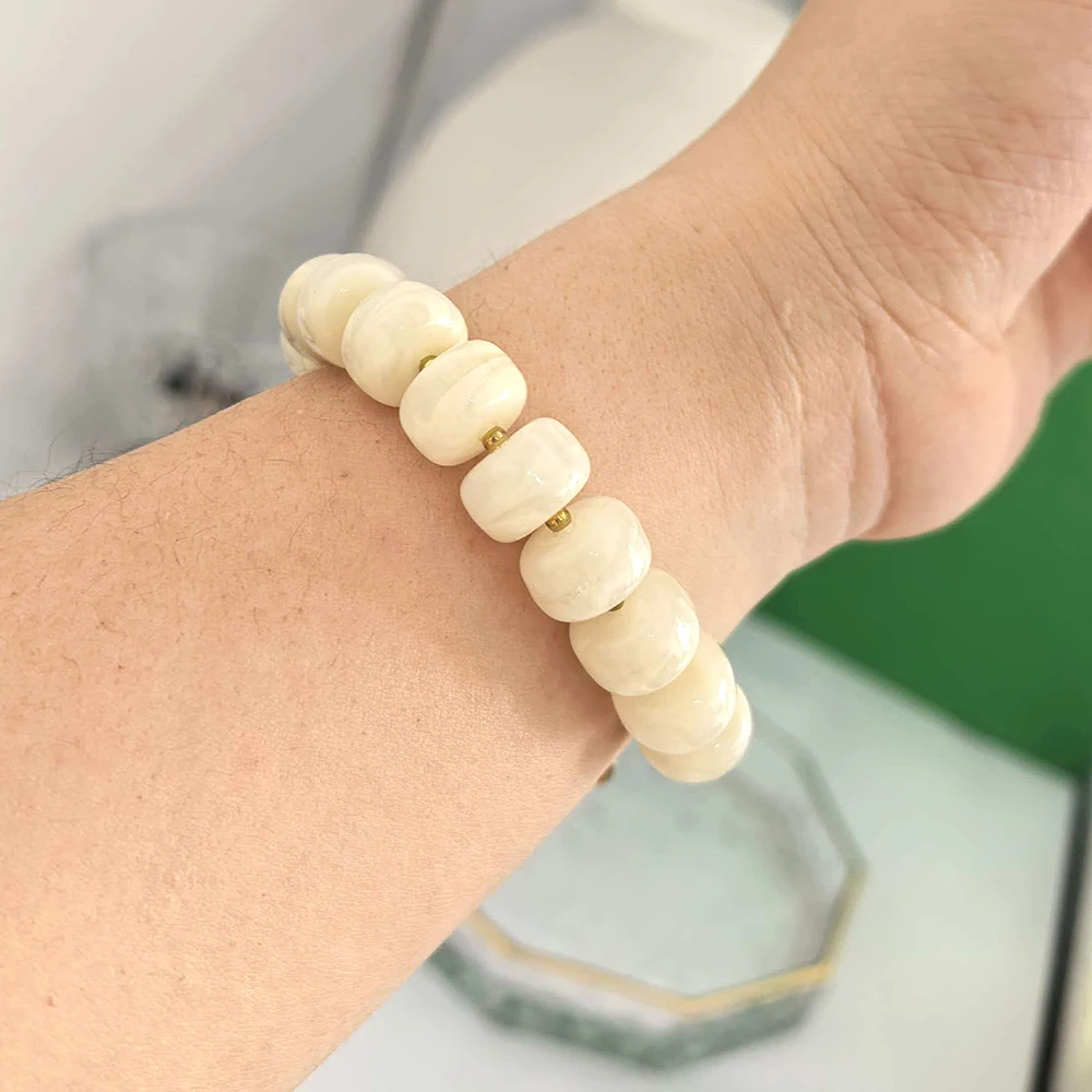 Rundes Harz-Armband für Damen, Statement-Schmuck mit Großen Fassperlen, Wasserdichter Edelstahl, Dicke Geometrische Goldfarbe PVD Beige Kaffee – Detail 3