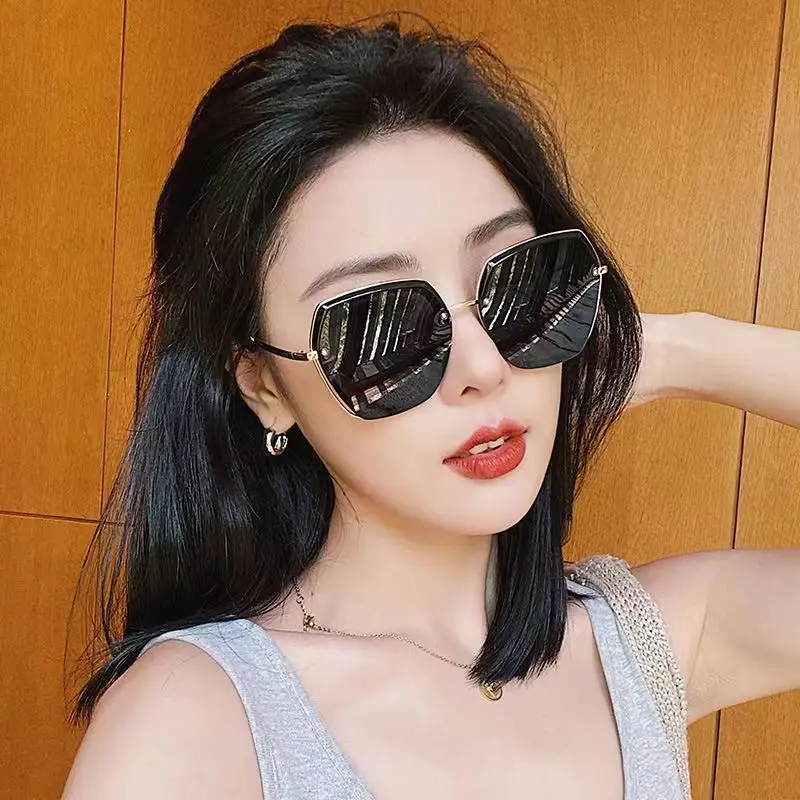 2025 nuevas gafas de sol poligonales para mujer monturas cuadradas de moda gafas de sol con personalidad elegante gafas anti-sol Uv 2243-M572