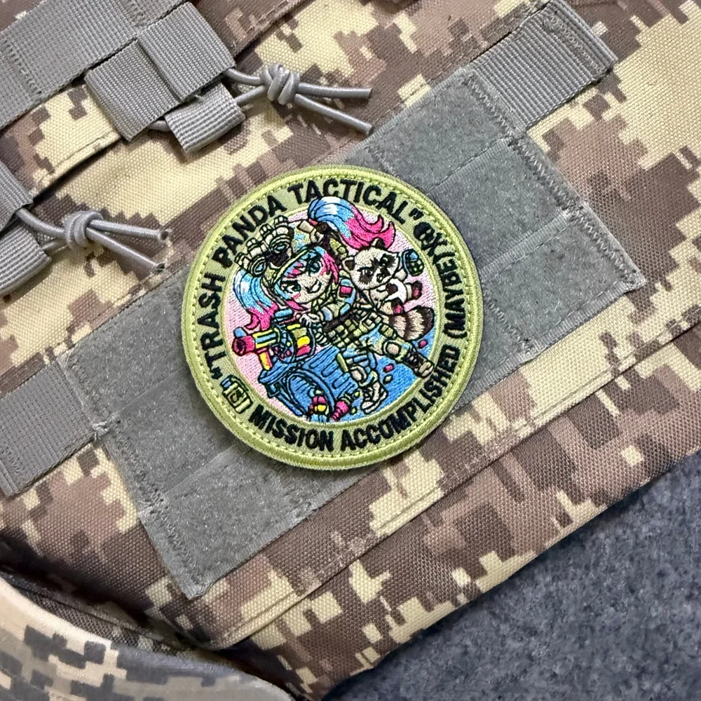 Patch tactique brodé Kawaii Anime Girl Trash Panda Raccoon, motif Mission Accomplie, avec fixation auto-agrippante
