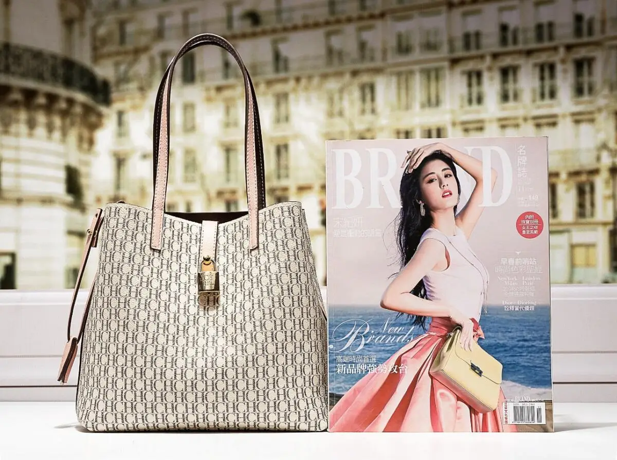 

Exquisite High-Quality Large Capacity Classic Commuter Women's Handbag Fashionable Letter Light Luxury Brand Women's Handbag