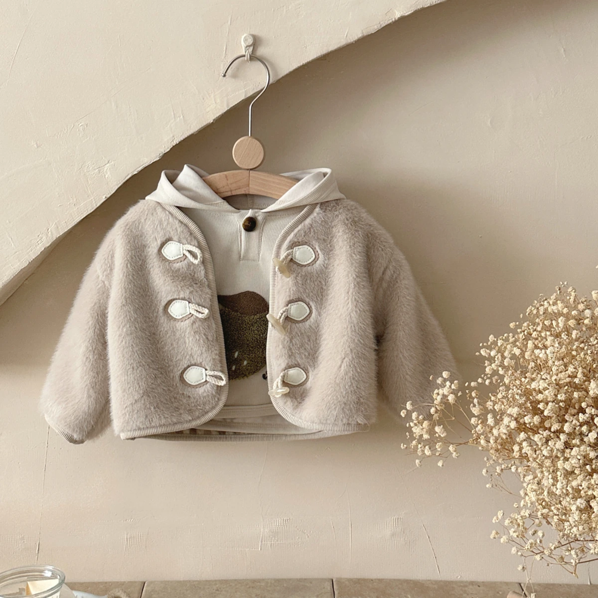 سترة قطيفة عصرية للفتيات الصغيرات مع بطانة شبكية وإبزيم قرن البقر معطف دافئ للأطفال الصغار ملابس شتوية